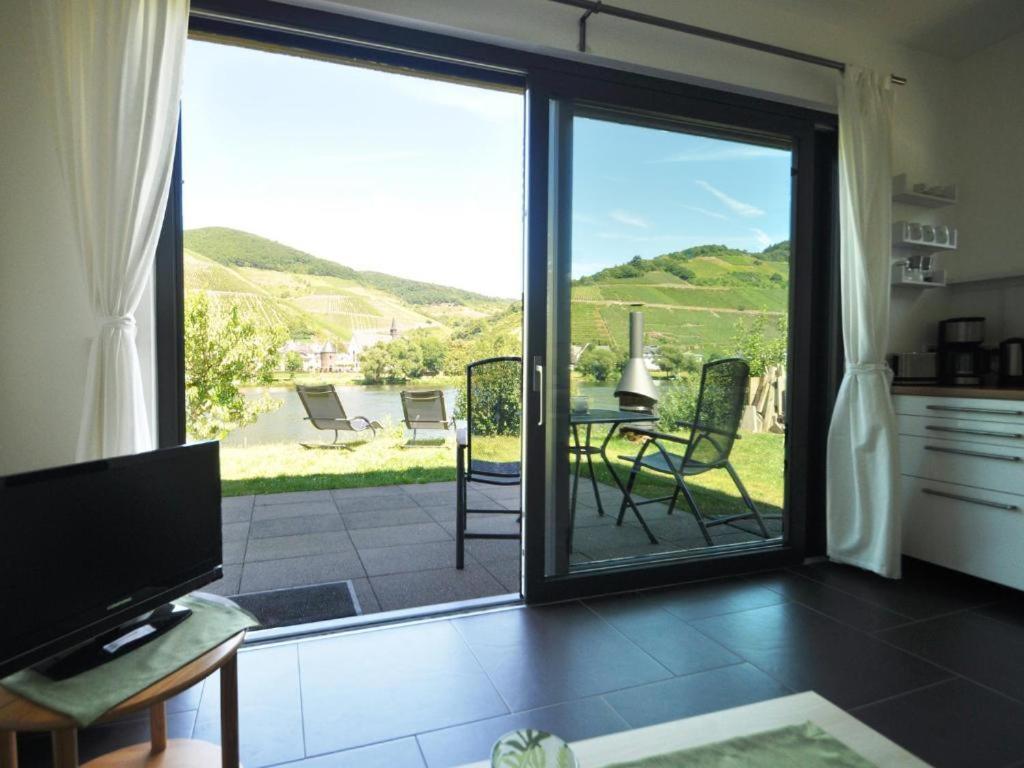 Ferienwohnung Am Moselufer Целль-ан-дер-Мозель Экстерьер фото